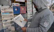 Newspapers at a kiosk in Islamabad with headlines about the Iranian attack. (© picture alliance / ASSOCIATED PRESS / Anjum Naveed)