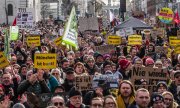 Hafta sonu düzenlenen kitlesel protestolara yüz binler katıldı. Münih'teki miting ise aşırı kalabalık yüzünden iptal edilmek zorunda kaldı. (© picture alliance / ZUMAPRESS.com / Sachelle Babbar)