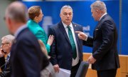 Orbán (centre) with the prime ministers of Denmark, Mette Frederiksen, and Slovakia, Robert Fico. The aid package represents 0.08 percent of the EU's GDP. (© picture alliance / ANP / JONAS ROOSENS)