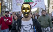 Бухарест, октябрь 2013 года: акция протеста против проекта золотодобычи в регионе Рошия-Монтанэ. (© picture alliance/Associated Press/Вадим Гирда)