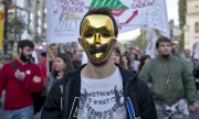 Бухарест, октябрь 2013 года: акция протеста против проекта золотодобычи в регионе Рошия-Монтанэ. (© picture alliance/Associated Press/Вадим Гирда)