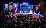 Putin und seine Anhänger feiern am 18. März in Moskau das Ergebnis und 10 Jahre Krim-Annexion. (© picture alliance / ASSOCIATED PRESS / Alexander Zemlianichenko)