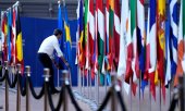 Стройными рядами только флаги: одним из спорных вопросов на уровне ЕС стало предложение Франции о паритетном распределении долгового бремени, связанного с расходами на общую оборону. (© picture-alliance/Associated Press/Вирджиния Майо)