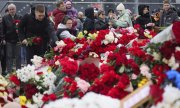 Crocus City Hall önünde toplanıp yas tutan insanlar, 24 Mart. (© picture alliance / ASSOCIATED PRESS/Vitaly Smolnikov)