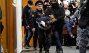 Одного из подозреваемых ведут в зал суда, Москва, 24 марта 2024 года. (© picture-alliance/dpa)