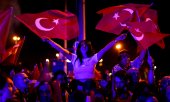 Die CHP erzielte 37,7 Prozent der Stimmen, die AKP landete mit 35,5 Prozent auf Platz zwei. (© picture-alliance/ASSOCIATED PRESS / Khalil Hamra)