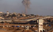 Smoke plumes after an Israeli airstrike near Rafah. (© picture alliance/ASSOCIATED PRESS/Ramez Habboub)