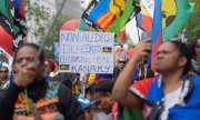 Париж, 1 мая: демонстрация против внесения поправок в конституцию Новой Каледонии. (© picture alliance/Ханс Лукас/Клэр Сери)
