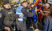 Protests against the annulment of the presidential election on 24 January in Bucharest. (© picture alliance/ASSOCIATED PRESS/Vadim Ghirda)
