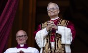 Der neu gewählte Papst Leo XIV. zeigt sich nach dem Konklave erstmals auf dem Balkon des Petersdoms im Vatikan. (© picture-alliance/dpa/Oliver Weike)