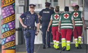 Police officers and emergency responders outside the entrance to the secondary school in Graz. (© picture alliance / Associated Press / Darko Bandic)