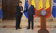 Nicușor Dan (links) und Ilie Bolojan am 20. Juni im Präsidentenpalast in Bukarest. (© picture alliance/ASSOCIATED PRESS/Andreea Alexandru)