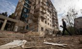 Wolodymyr Selenskyj gedenkt am 19. Juni der Opfer eines Angriffs auf Kyjiw. In der Nacht auf den heutigen Mittwoch gab es mit 728 Drohnen und 13 Raketen die bisher massivsten russischen Luftangriffe auf die Ukraine seit Kriegsbeginn. (© picture alliance / SvenSimon / Presidential Office of Ukraine).