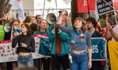 Протестная акция в Париже во время принятия закона в Национальном собрании 8 июля 2025 года. (© picture alliance /SIPA/Арно Вилетт/Ола Ньюс)
