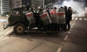 Des policiers serbes interviennent contre des manifestants, le 16 août, à Belgrade. (© picture alliance / ASSOCIATED PRESS / Darko Vojinovic)