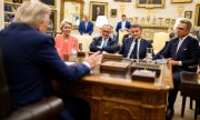 Ursula von der Leyen, Friedrich Merz, Emmanuel Macron und Alexander Stubb im Gespräch mit US-Präsident Donald Trump am 18. August im Weißen Haus. (© picture alliance / Newscom / Daniel Torok)