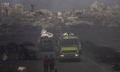 Auf der Küstenstraße im Gazastreifen nach Süden flüchtende Palästinenser. (© picture alliance / Anadolu / Mahmoud Abu Hamda)