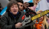 Milei with a chainsaw during the 2023 presidential election campaign. (© picture alliance / ASSOCIATED PRESS / Natacha Pisarenko)