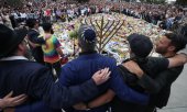 Rassemblement en hommage aux victimes sur la plage de Bondi, à Sydney, le 16 décembre 2025. (© picture alliance / ASSOCIATEDPRESS / Mark Baker)