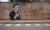 Graffiti depicting Julio Iglesias on a stone wall in Mallorca. (© picture alliance / imageBROKER / Michael Weber)