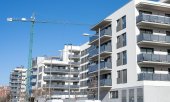 Newly constructed residential buildings in Badalona, Spain. (© picture alliance / Zoonar / Jens Ickler)