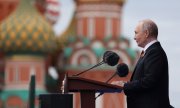 Als Gäste des russischen Präsidenten Wladimir Putin nahmen unter anderen der belarusische Präsident Alexander Lukaschenka und die Präsidenten von Kasachstan und Usbekistan, Kassym-Schomart Tokajew und Schawkat Mirsijojew teil. (© picture alliance / SIPA / APA Images)