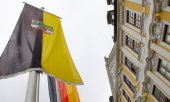 The Saxony-Anhalt flag in front of the state parliament building in Magdeburg. (© picture alliance/dpa / Klaus-Dietmar Gabbert)