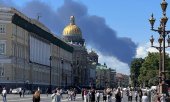 Die Rauchwolke des Brandes war sowohl im historischen Stadtzentrum als auch auf dem Spief-Gelände am Stadtrand gut zu sehen. (© picture alliance / Anadolu / Ali Cura)