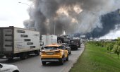 Über Moskaus südöstlichem Stadtteil Kapotnja erhob sich eine gigantische Rauchwolke. (© picture alliance / Anadolu / Sefa Karacan)
