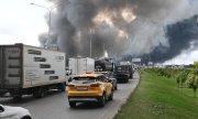 Über Moskaus südöstlichem Stadtteil Kapotnja erhob sich eine gigantische Rauchwolke. (© picture alliance / Anadolu / Sefa Karacan)