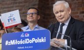 Jarosław Kaczyński (à droite) et Mateusz Morawiecki lors d’une rencontre électorale en juillet 2023. (© picture alliance / NurPhoto / Andrzej Iwanczuk)