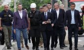 Le président roumain, Nicușor Dan (au centre), en mai, à Galați, après une chute de drone. (© picture alliance / Xinhua News Agency / Cristian Cristel)