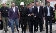 Präsident Dan (Mitte) und Begleiter im Mai in Galați nach einem Drohneneinschlag. (© picture alliance / Xinhua News Agency / Cristian Cristel)