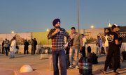 Reisende am Flughafen in Riad warten darauf, wie es für sie weitergeht. Bei Angriffen am Wochenende wurden dort 13 Menschen getötet. (© picture alliance/AP Photo/Uncredited)