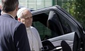 Le pape lors de son arrivée à l'hôpital Gemelli de Rome, où il a été opéré. (© picture alliance / Sipa USA / SOPA Images)