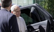 Der Papst bei der Ankunft in der Universitätsklinik in Rom, wo er operiert wurde. (© picture alliance / Sipa USA / SOPA Images)