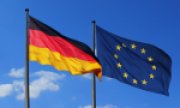 The German flag beside that of the EU. (© picture-alliance/dpa)