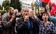 Menschen protestieren auf dem Syntagma-Platz in Athen gegen die neuen Sparmaßnahmen (© picture-alliance/dpa)