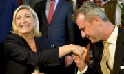 Front-National-Chefin Marine Le Pen mit dem Präsidentschaftskandidaten der FPÖ Norbert Hofer. (© picture-alliance/dpa)