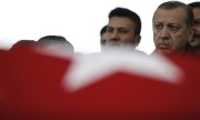 Turkish President Erdoğan at the funeral of a victim of the Istanbul attacks. (© picture-alliance/dpa)