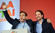 Alexis Tsipras, chef du parti Syriza, et Pablo Iglesias, secrétaire général de Podemos (© picture-alliance/dpa)