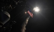 Dieses Bild der US-Marine zeigt den Abschuss von Raketen auf dem Zerstörer USS Porter in der Nacht zum Freitag. (© picture-alliance/dpa)