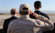 Vladimir Putin and Bashar al-Assad at the Hmeymim air base. (© picture-alliance/dpa)