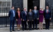 Başbakan Theresa May, Muhafazakar Parti'nin lider kadrosuyla Başbakanlık konutu önünde. (© picture-alliance/dpa)