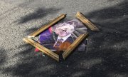 Ein zerbrochenes Porträt von Sersch Sargsjan liegt auf einem Bürgersteig. (© picture-alliance/dpa)