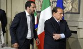 Kuzey Ligi lideri Salvini (solda) ve ortağı Berlusconi. (© picture-alliance/dpa)