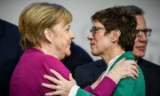 Chancellor Merkel (left) with the new CDU leader Kramp-Karrenbauer. (© picture-alliance/dpa)