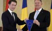 Symbolic handing over of the EU Council presidency from Austrian Chancellor Kurz (left) to Romanian President Iohannis. (© picture-alliance/dpa)