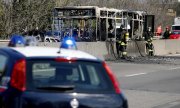 Ausgebrannter Schulbus in San Donato Milanese. (© picture-alliance/dpa)