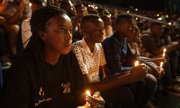 Kigali'deki Amahoro Stadındaki anma töreni. (© picture-alliance/dpa)